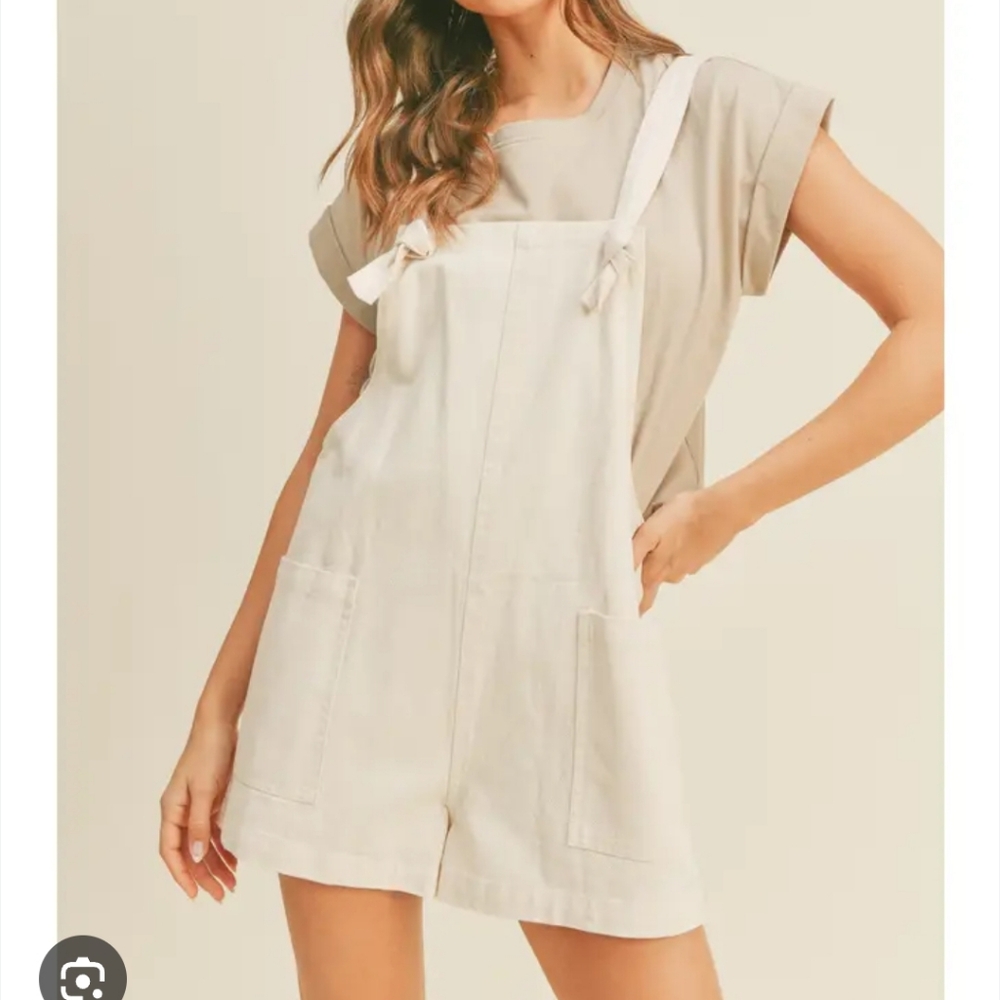 Miou Muse Cream Short Overalls w/Adjustable Tie Straps Front Pockets Size Small